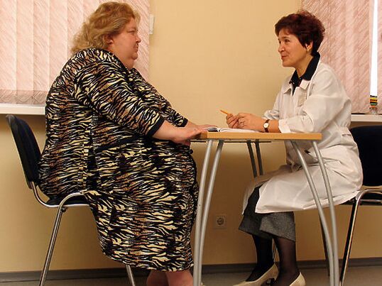 Quando si consulta un flebologo, un paziente con vene varicose dovute all'obesità